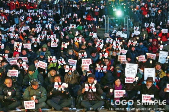 19일 저녁 서울광장에서 열린 ‘박근혜 2년 민생파탄 민주파괴 노동탄압 규탄 국민촛불’ 행사에서 시민사회노동단체 회원들과 통합진보당원들이 촛불을 들고 헌법재판소의 통합진보당 강제해산을 규탄하는 구호를 외치고 있다. 