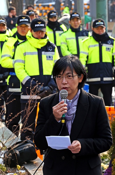 이정희 전 통합진보당 대표가 24일 오전 서울 종로구 청운효자동주민센터 앞에서 기자회견을 하고 있다.