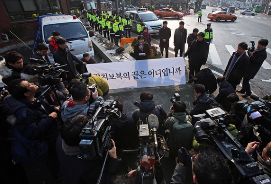 이정희 전 통합진보당 대표가 24일 오전 서울 종로구 청운효자동주민센터 앞에서 기자회견을 하고 있다.