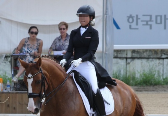 정윤회 씨와 최순실의 딸 정아무개 선수가 과천시 주암동 서울경마공원에서 마장마술 경기를 펼치고 있다. 과천/박종식 기자