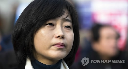 ↑ 눈물 흘리는 김재연 전 의원 (서울=연합뉴스) 윤동진 기자 = 대법원 전원합의체가 내란음모·내란선동 혐의 등으로 구속기소된 이석기 전 의원에게 징역 9년 원심을 확정한 가운데 22일 오후 서울 서초동 대법원 건너편에서 한국진보연대 집회에 참석한 김재연 전 의원이 눈물을 흘리고 있다.