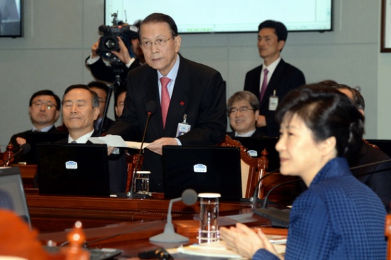 김기춘 비서실장이 26일 청와대에서 열린 박근혜 대통령 주재 수석비서관 화의에서 새로 임명한 특보단과 수석비서관을 인사시키고 있다. 청와대사진기자단