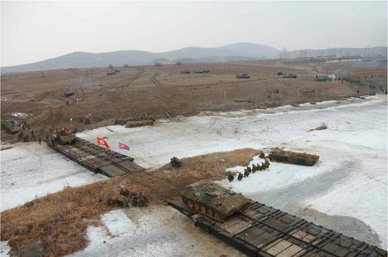 북한군 서부전선 기계화보병 부대가 다리를 놓고 강을 건너고 있다(사진 3)