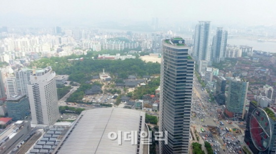 △서울지하철 9호선 2단계 사업 구간이 오는 3월 개통 예정인 가운데 강남구 역삼동 차병원 사거리와 삼성동 코엑스 사거리 일대가 최대 수혜지로 주목받고 있다. 서울 무역센터(코엑스)에서 내려다 본 서울 강남구 삼성동 봉은사 일대 모습