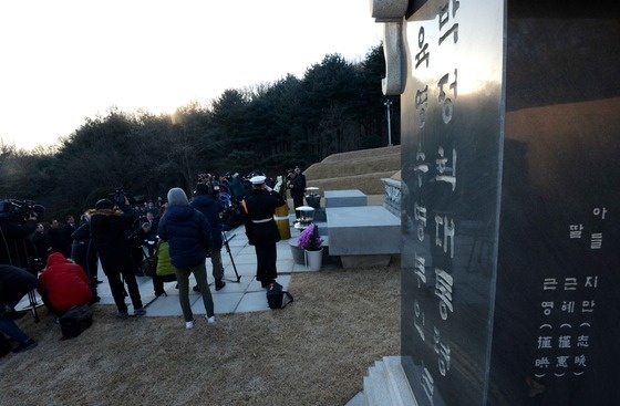 새정치민주연합 문재인 대표가 9일 오전 서울 동작구 국립현충원을 찾아 박정희 전 대통령 묘역을 참배하고 있다./