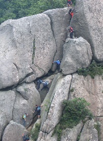 <사진설명 : 북한산 만경대 암릉 위험구간을 안전확보도 없이 줄줄이 올라가고 있는 모습으로 윗 사람 추락시 도미노 식으로 떨어져 큰 인명 피해를 유발할 수 있다.>