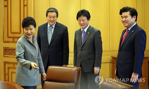 ↑ 자리 권하는 박 대통령 (서울=연합뉴스) 도광환 기자 = 박근혜 대통령이 10일 오전 청와대를 방문한 새누리당 지도부와의 접견에서 인사한 뒤 착석을 권유하고 있다.