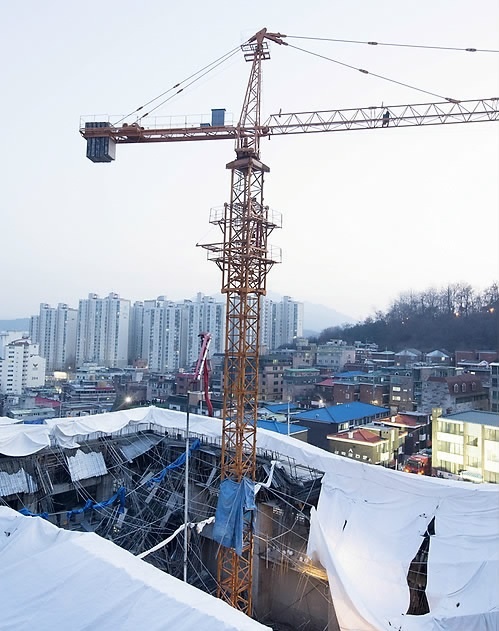 ↑ 사당종합체육관 천장 붕괴 사고 11일 오후 서울 동작구 사당동 사당종합체육관 신축공사장 매몰 현장에서 소방대원들이 구조활동을 벌이고 있다.