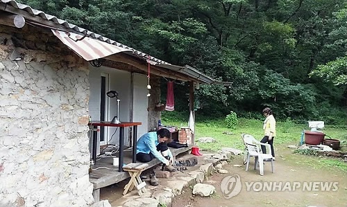 ↑ 강진 토굴서 칩거 중인 손학규 고문  정계 은퇴를 선언한 새정치민주연합 손학규 상임고문이 전남 강진 다산초당 인근 백련사 뒷산 토굴(흙으로 지은 집)에 둥지를 틀었다. 지난달 31일 재·보궐선거 패배를 뒤로하고 21년간의 정치인생에 스스로 종지부를 찍은 손 고문은 10여 일 전 부인과 함께 이 토굴로 내려와 칩거 중이다. 사진은 토굴에서 부인과 함께 지내는 손 고문. 2014.8.20 <<지방기사 참조, 박동인 제공>>