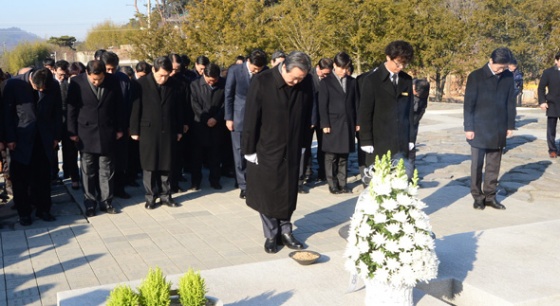 새누리당 김무성 대표가 14일 오전 경남 김해시 봉하마을 고 노무현 전 대통령의 묘역을 찾아 참배하고 있다. 2015.02.14.