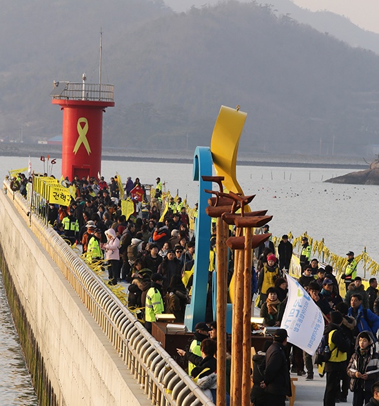 ▲세월호 참사 발생 305일째인 2월14일(토), 진도 팽목항은 모처럼 인파로 넘쳐났다. ⓒ사진=지유석 기자