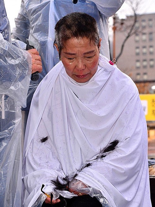 16일 오후 서울 동작구 숭실대학교에서 열린 '노동인권 쟁취를 위한 여성 청소노동자 삭발식'을 지켜보던 참가자들이 눈물을 흘리고 있다. 민주노총 서울일반노동조합 숭실대시설관리분회 측은 "노동인권을 탄압하고 등록금을 횡령한 의혹이 있는 용역업체 미환개발 퇴출을 위해 삭발식을 진행했다."고 밝혔다. 2015.2.16