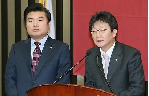 새누리당 유승민 원내대표(오른쪽)와 원유철 정책위의장