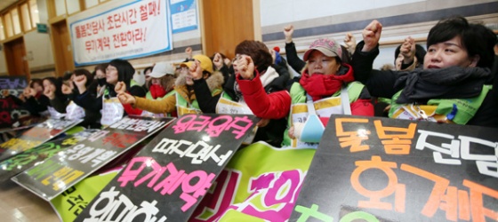 12일 오전 대구 북구 산격동 경북도교육청 교육감실 앞에서 무기계약 전환 등을 요구하며 밤샘농성을 한 경북지역 초등학교 돌봄전담사들이 전면파업에 돌입하는 결의대회를 하고 있다. 경북지역 50개 초등학교 돌봄교실 전담사들이 12일부터 무기한 전면파업에 들어갔다. 이들은 “경북도교육청은 초등돌봄교실 전담사들에게 1주 15시간 미만 근무를 내용으로 하는 근로계약서를 작성하게 한 뒤 퇴직금, 연차휴가 등을 주지 않고 무기계약 전환을 하지 않고 있다”고 주장했다. 