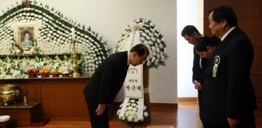 김기춘비서실장, JP 부인 빈소 조문