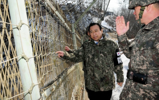 이완구 총리가 설 연휴 사흘째인 20일 강원도 철원 15사단을 방문해 장병들과 철책을 돌아보고 있다. | 국무총리실 제공