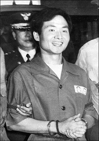 ▲ 1991년 선고 공판 법정에 들어서는 노동자 시인 박노해. ⓒ연합뉴스 