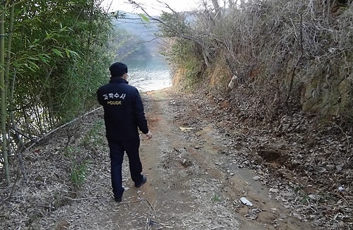 ↑ 남녀 4명 숨진 채 발견된 진주 도로 = 21일 남녀 4명이 차량 안에서 숨진 채 발견된 경남 진주시 대평면 호숫가 도로를 경찰이 조사하고 있다. 2015.3.21 