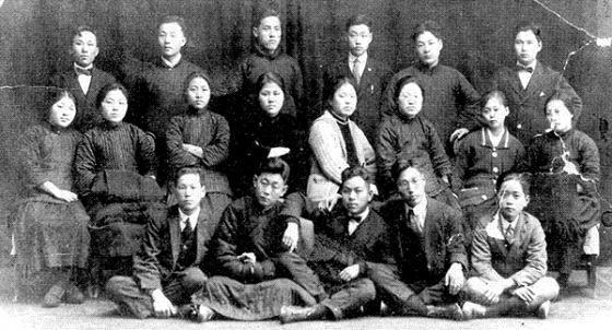 박헌영(앞줄 가운데)이 모스크바 국제레닌학교 재학시절인 1929년 베트남의 호찌민(뒷줄 왼쪽 끝) 등 한국, 중국, 베트남, 일본의 청년 혁명가들과 찍은 것으로 알려진 사진. 정병준 교수는 1921년 겨울 박헌영이 상하이에서 유학 중이던 한국 학생들과 찍은 사진이라고 주장했다. 따라서 호찌민은 없다. 가운데줄 오른쪽 끝이 박헌영의 부인 주세죽, 그 옆이 현앨리스로 추정된다. 맨 앞줄 오른쪽 끝 소년은 현앨리스의 동생 현피터다. | 돌베개 제공