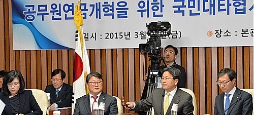 사진=27일 오후 서울 여의도 국회 본관 245호 회의실에서 열린 공무원연금개혁을 위한 국민대타협기구 전체회의를 새정치민주연합 강기정 공동위원장이 주재하고 있다. 