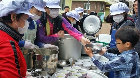 ↑ 진주 지수초등학교 학부모들이 1일과 2일 이틀간 아이들의 밥을 직접 지어 먹였다.(자료사진)