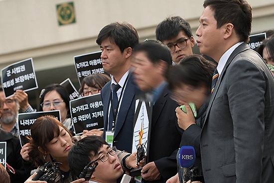 10월30일 선고 공판이 끝난 직후 윤 일병 유가족이 기자회견을 열어 1심 선고 결과를 반박했다.