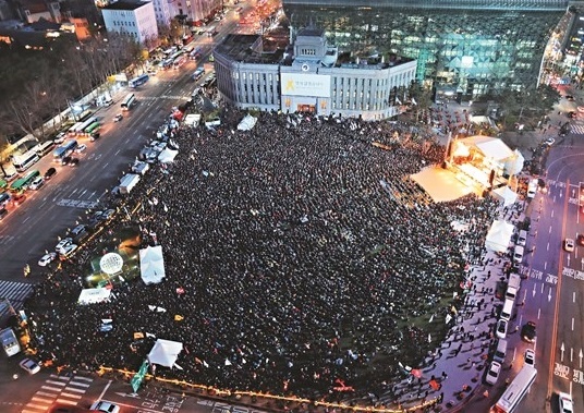 ↑ 세월호 참사 희생자 유가족과 시민들이 16일 저녁 추모 문화제가 열린 서울광장을 가득 메우고 있다. 행사를 주최한 세월호 참사 국민대책회의는 참가 인원을 3만여명, 경찰은 1만여명으로 추산했다.