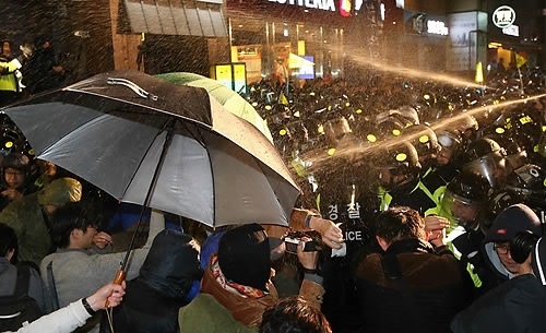 ↑ 거리행진 경찰과 대치 = 세월호참사 1주년인 16일 오후 서울광장에서 세월호 참사 국민대책회의 주최로 열린 '세월호 추모문화제'가 끝난 뒤 희생자 가족과 시민들이 광화문광장을 향해 거리행진을 하다 경찰과 몸싸움을 하자 경찰이 캡사이신으로 보이는 액체를 뿌리고 있다.