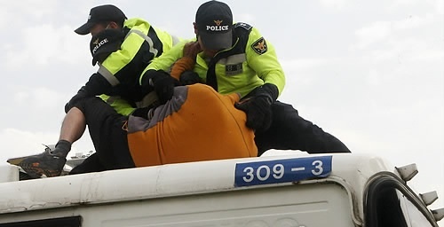 서울 곳곳에서 세월호 관련 집회가 열린 가운데 18일 오후 서울 광화문 누각 앞 버스 위에 올라가 시위를 하던 '유민 아빠' 김영오씨가 경찰에 연행되고 있다. 2015.4.18