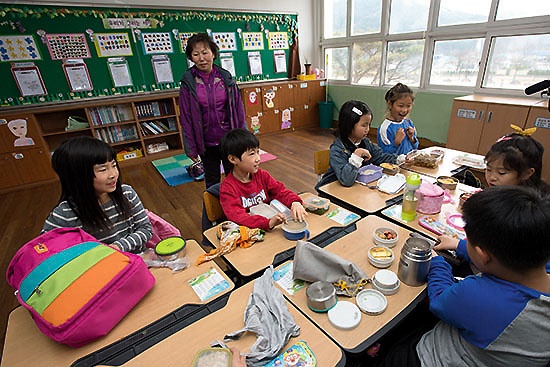 4월9일 경남 합천군 가회초등학교의 점심 풍경. 학부모들이 무상급식 중단에 항의해 '도시락 급식'을 했다.