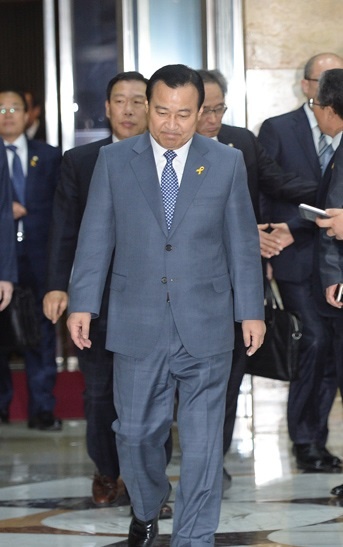 이완구 국무총리가 16일 국회에서 열린 대정부 질문 일정을 마친 뒤 본회의장을 나서고 있다. / 2012년 대선은 '달라진 선거'였을까