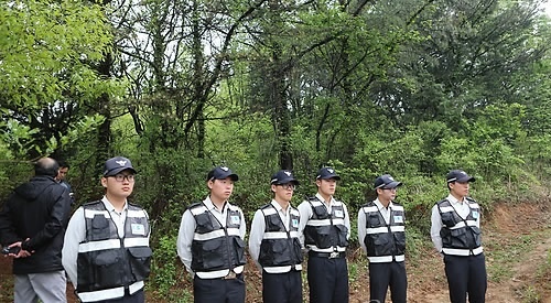 무기수 홍승만이 숨진 채 발견된 9일 오후 경남 창녕군 장마면 야산에서 경찰이 현장을 통제하고 있다. 2015.4.29