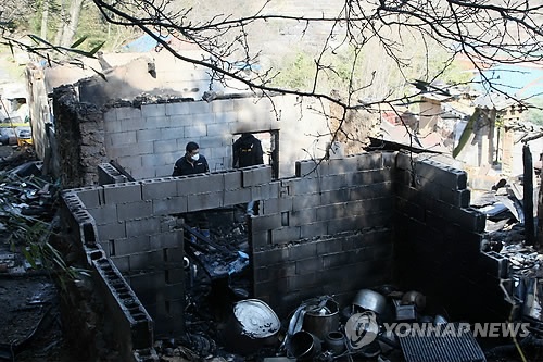 ↑ 훈민정음 상주본이 있으려나 (상주=연합뉴스) 손대성 기자 = 30일 경북 상주시 낙동면 배모(52)씨 집에서 국립과학수사연구원과 경북지방경찰청 관계자가 화재 원인을 규명하기 위한 감식 작업을 벌이고 있다. 배씨는 국보급으로 평가되는 훈민정음 해례본 상주본을 소유한 것으로 알려졌다. 그의 집은 26일 불로 모두 탔다. 2015.3.30 