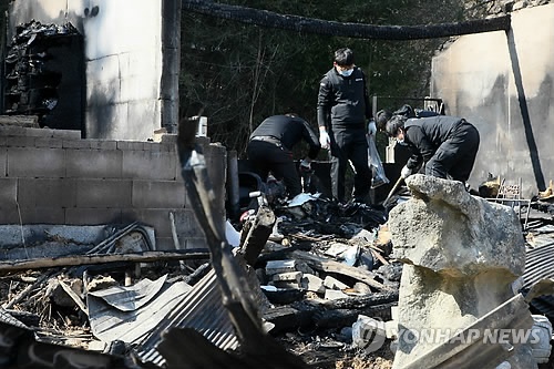 ↑ 훈민정음 해례본도 탔을까 (상주=연합뉴스) 손대성 기자 = 26일 경북 상주시 낙동면의 한 주택에서 불이 난 이후 경찰관이 감식 작업을 벌이고 있다. 이 주택은 훈민정음 해례본 상주본을 소유한 것으로 알려진 소유자인 배모씨의 집이다. 2015.3.26 