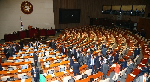 공무원연금 개혁안 처리가 무산된 지난 6일 저녁 새누리당 의원들이 국회 본회의장을 떠나고 있다. (사진=윤창원 기자)