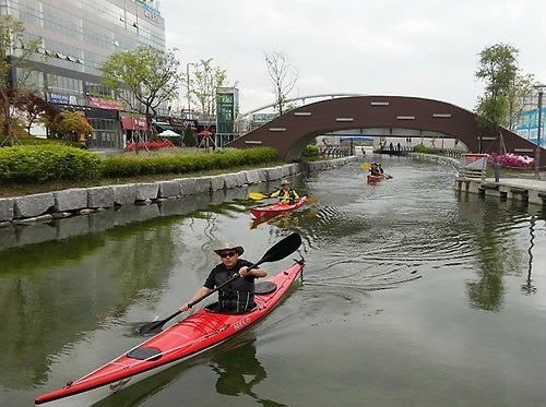 청라국제도시는 수상레저를 즐기기 좋은 곳이다. 카누순찰대가 커낼웨이를 순찰하고 있다.