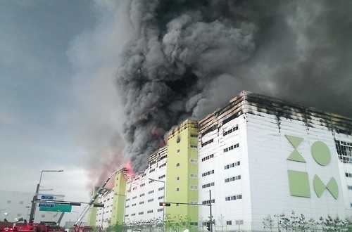 ↑ 경기 김포 창고서 불…3시간여만에 진화·1명 숨져 25일 오전 2시 16분께 경기도 김포시 고촌읍 제일모직 물류창고에서 불이 나 3시간 40분 만에 진화됐다. 화재를 확인하려다가 실종됐던 경비직원 A(35)씨는 이날 오전 6시 41분께 물류창고 6층 엘리베이터에서 발견돼 인근 병원으로 옮겨졌지만 끝내 숨졌다. 이 외 인명피해는 현재까지 없는 것으로 파악됐다. 사진은 화재 현장 모습. 2015.5.25 << 경기도소방재난본부 제공 >> 