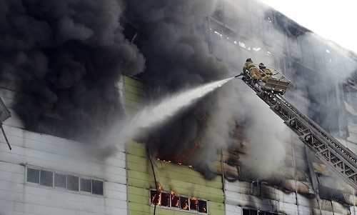 ↑ 경기 김포 창고서 불…3시간여만에 진화  25일 오전 경기도 김포시 고촌읍 제일모직 물류창고에서 소방대원들이 진화 작업에 나서고 있다. 이날 화재는 오전 2시 16분께 발생, 3시간 40분 만에 진화됐지만 경비직원 1명이 숨졌다. 소방당국은 소방장비 124대와 인원 613명 등을 동원해 잔 불을 진화하고 있지만 내부에 있던 수백t의 의류 등에 불이 옮겨붙어 진화에 어려움을 겪고 있다. 2015.5.25