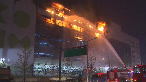 오늘(25일) 새벽 2시 반쯤 경기 김포시 제일모직 물류창고에 불이 나 아직 꺼지지 않고 있는 가운데 경비원 34살 윤 모 씨가 숨졌습니다.