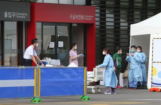 지난 9일 서울 일원동 삼성서울병원 응급실 앞에서 의료진과 관계자들이 분주하게 움직이는 모습. (*해당 사진은 기사 내용과 관계 없습니다) 연합뉴스 