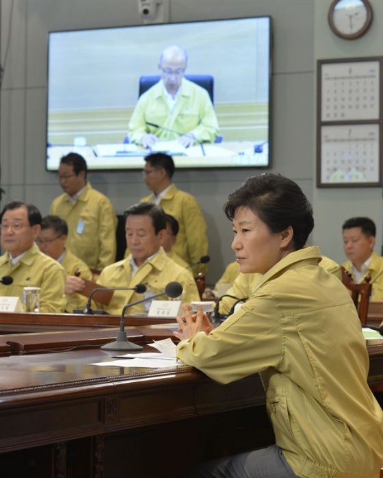 박근혜 대통령이 3일 오후 청와대에서 중동호흡기증후군(MERS·메르스) 대응을 위한 민관합동 긴급점검회의를 주재하고 있다. 모니터화면은 세종청사에서 회의 참석한 문형표 보건복지부 장관. 