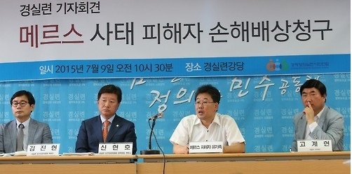 사진=9일 오전 서울 종로구 동숭동 경제정의실천시민연합에서 열린 '메르스 사태 피해자 손해배상청구' 기자회견에서 173번 환자의 아들 김형지씨(오른쪽 두번째)가 취재진의 질문에 답하고 있다./온라인