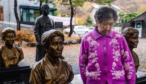 “우리가 빨리 죽기를 바라는지…” 정부가 지방자치단체들이 일본군 위안부 피해 할머니들에게 매월 주는 생활안정금 지원을 중복 복지사업으로 분류해 중단토록 통보한 사실이 알려진 8일 이들 할머니가 생활하는 경기 광주시 퇴촌면 나눔의 집에서 강일출 할머니(87)가 사망한 피해 할머니들의 흉상 앞에서 고개를 숙이고 있다. 나눔의 집에서 같이 생활하는 유희남 할머니(88)는 “(정부가) 어차피 우리 죽을 날만 기다리고 있는 거 빨리 죽기를 바라는가 보구먼. 할 말이 없다”고 말했다. 