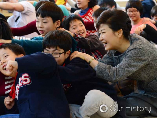 ↑ 2013년 12월 25일. 서울 SOS 어린이마을 어린이들과 기차놀이하는 박근혜 대통령.