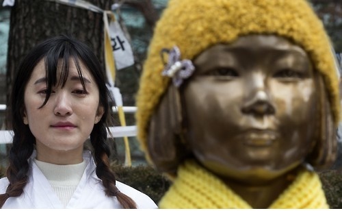 2일 오후 서울 종로구 옛 일본대사관 앞에서 열린 위안부협상 무효 예술행동에서 참가자가 한일협상을 반대하는 의미의 퍼포먼스를 하며 눈물을 흘리고 있다./사진=연합뉴스