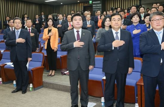 ↑ 새누리당 김무성 대표와 원유철 원내대표 등이 8일 오후 서울 여의도 국회에서 열린 의원총회에서 국기에 경례를 하고 있다. 