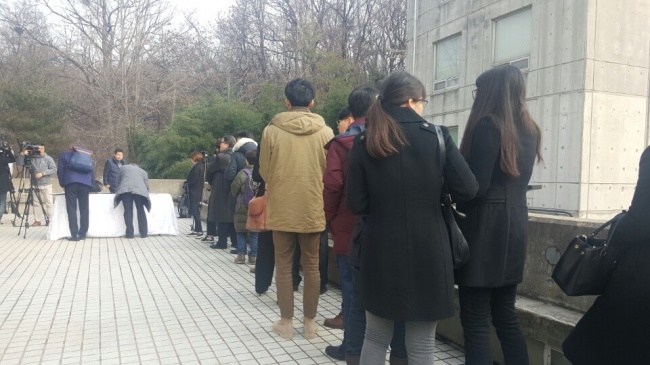 16일 오후 고 신영복 성공회대 석좌교수의 빈소가 차려진 서울 구로구 항동 성공회대 성미가엘성당 앞에서 조문객들이 줄을 서있다.