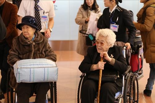 군위안부 피해자인 이옥선(90.오른쪽), 강일출(89) 할머니가 내달 1일까지 도쿄, 오사카(大阪) 등지에서 피해 증언 활동을 하기 위해 25일 도쿄 하네다(羽田)공항을 통해 일본에 입국한 모습이다.