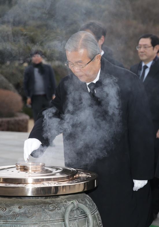 더불어민주당 김종인 비상대책위원장은 28일 오전 동작동 국립현충원 참배했다.