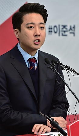 ↑ 이준석 새누리당 전 비상대책위원이 1월24일 여의도 당사에서 안철수 국민의당 인재영입위원장 지역구인 서울 노원병 출마선언 기자회견을 하고 있다. 